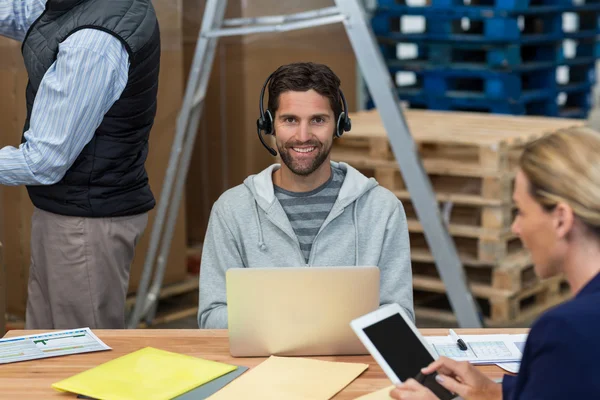 Sonriente trabajador mirando a la cámara — Foto de Stock