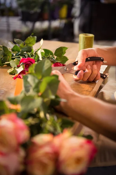 Floristería masculina preparando ramo de flores —  Fotos de Stock