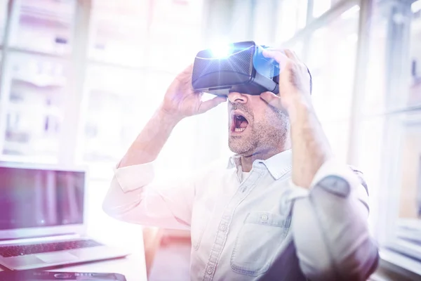 Ο άνθρωπος χρησιμοποιώντας συσκευή εικονικής πραγματικότητας — Φωτογραφία Αρχείου