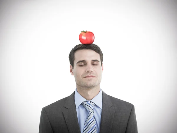 Uomo d'affari con mela rossa sulla testa — Foto Stock