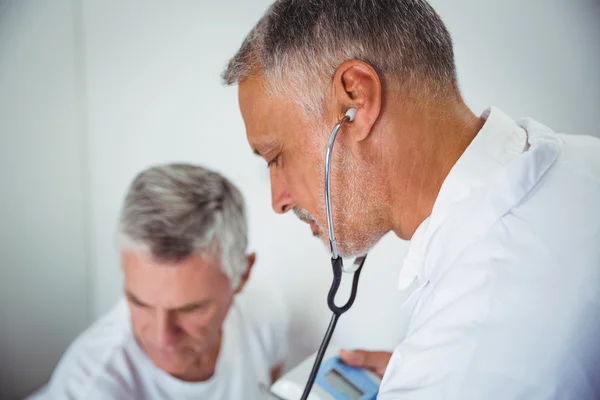 Médico usando estetoscópio — Fotografia de Stock