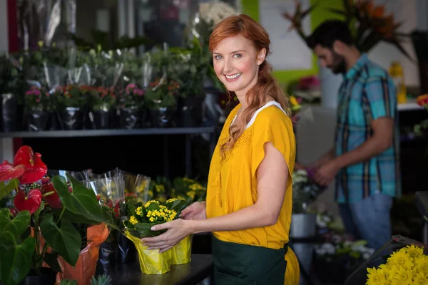 Female florist holding flower bouquet — Stock Photo, Image