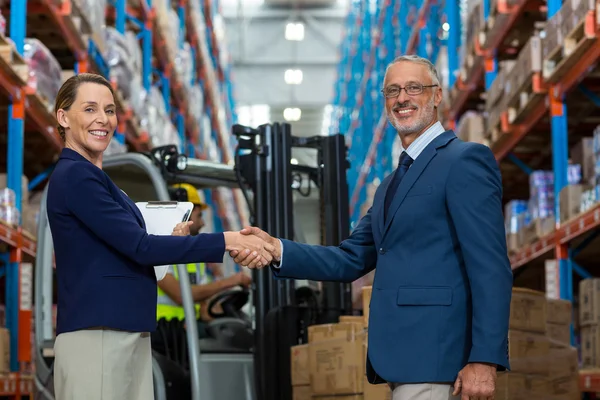 Mensen uit het bedrijfsleven zijn handshaking — Stockfoto