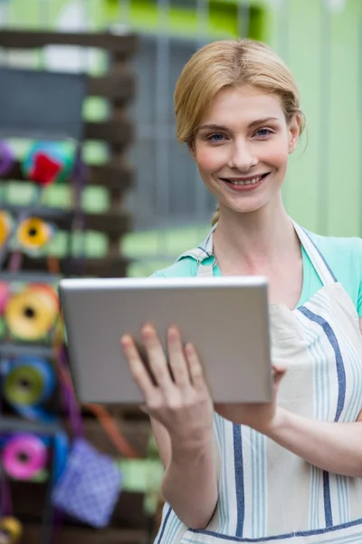 Gelukkig vrouwelijke bloemist met behulp van digitale tablet — Stockfoto