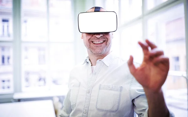 Designer gráfico usando realidade virtual — Fotografia de Stock
