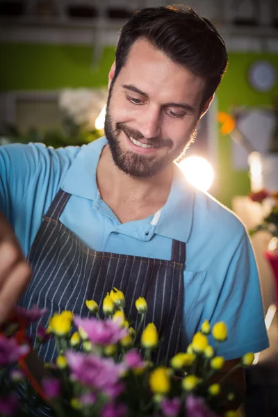 Florista masculino preparando buquê de flores — Fotografia de Stock