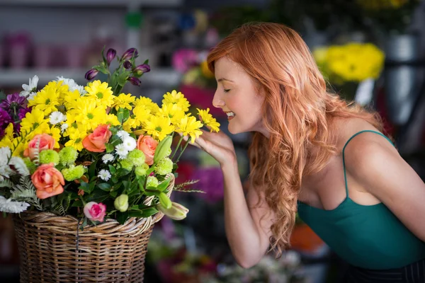 女性の花屋の臭いがする花 — ストック写真