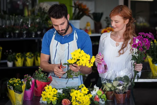 Couple preparing flower bouquet — Stock Photo, Image