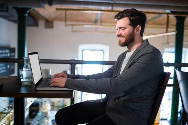 Homem feliz usando laptop — Fotografia de Stock