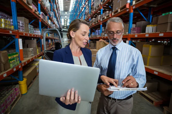 Affärsmän med laptop — Stockfoto