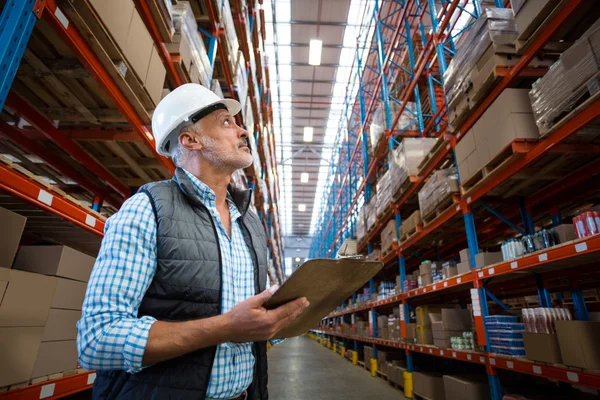 Arbeiter schaut im Lager nach oben — Stockfoto