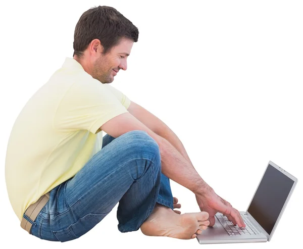 Glimlachende man met behulp van een laptop — Stockfoto