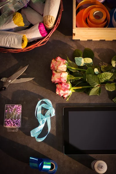 Digital tablet e florista suprimentos sobre a mesa — Fotografia de Stock