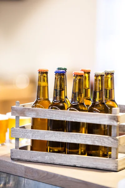 Primer plano de botellas de cerveza en caja — Foto de Stock