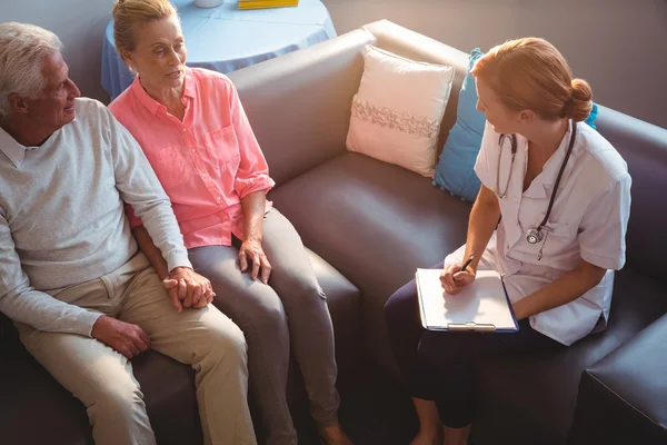 Perawat Berbicara Untuk Pasangan Senior — Stok Foto