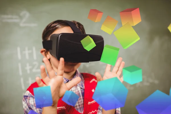 Jongen met behulp van virtuele realiteit apparaat — Stockfoto