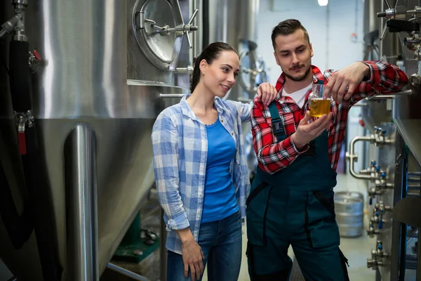 Cervejarias testando cerveja — Fotografia de Stock