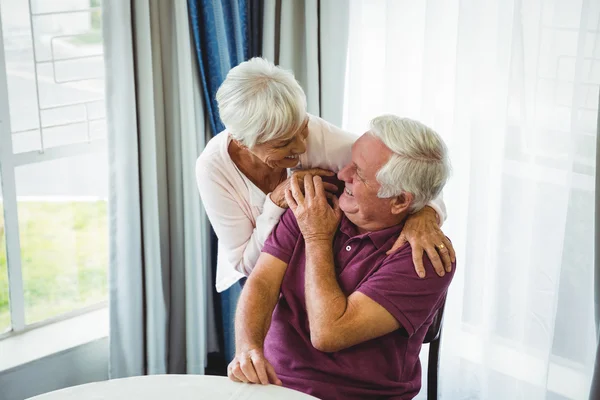 Äldre par kramar varandra — Stockfoto