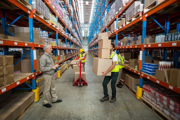 Vista de los trabajadores están trabajando juntos — Foto de Stock