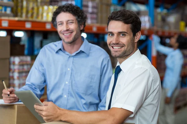 Retrato de gerentes sonriendo y posando durante el trabajo — Foto de Stock