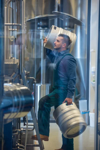 Cervecero que lleva barril —  Fotos de Stock
