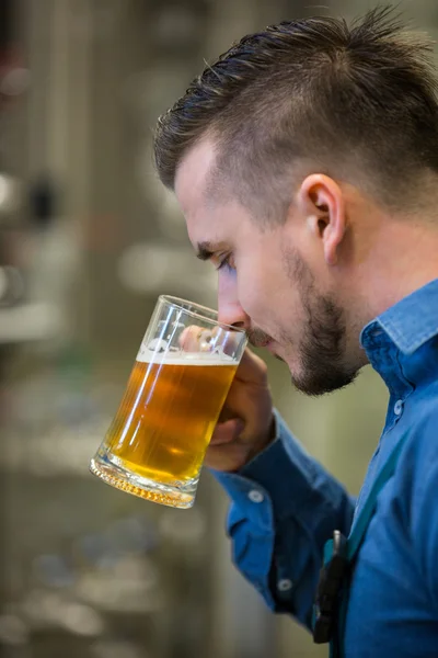 Primer plano de la cerveza de prueba de cerveza —  Fotos de Stock