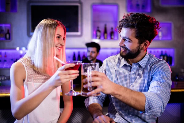 Freunde stoßen mit Cocktail und Bierglas an — Stockfoto