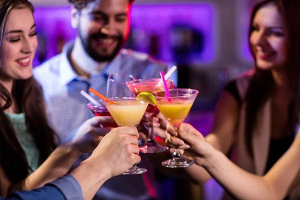 Freunde prosten Cocktail an der Theke zu — Stockfoto