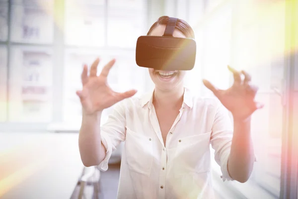 Mujer de negocios sosteniendo gafas virtuales —  Fotos de Stock