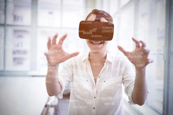 Mujer de negocios sosteniendo gafas virtuales —  Fotos de Stock