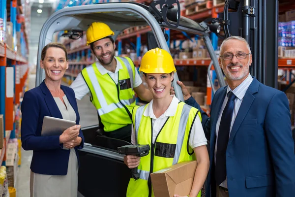 Zakenman controle digitaal apparaat van werknemer — Stockfoto