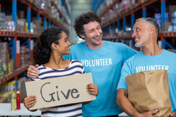 Happy volontär är leende och ser varandra — Stockfoto