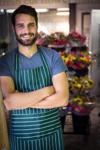 Mannelijke bloemist met armen gekruist in de bloemenwinkel — Stockfoto