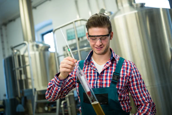 Brewer testing beer — Stock Photo, Image