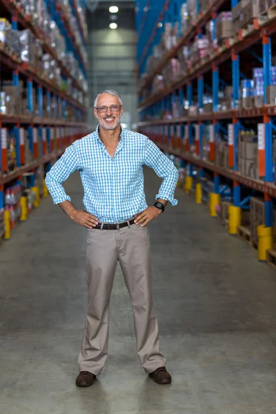 Lachende mannen overschrijding van wapens — Stockfoto