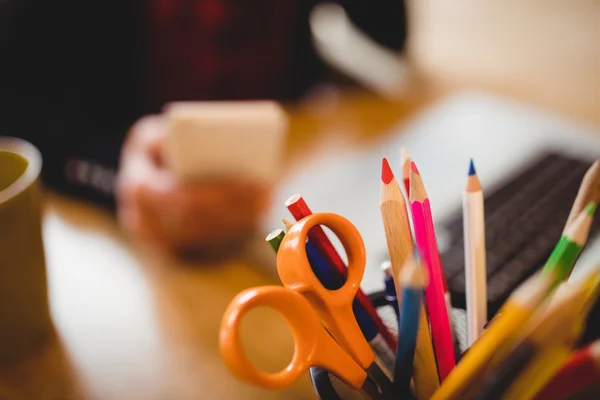Кольорові олівці і ножиці в тримачі для ручок — стокове фото