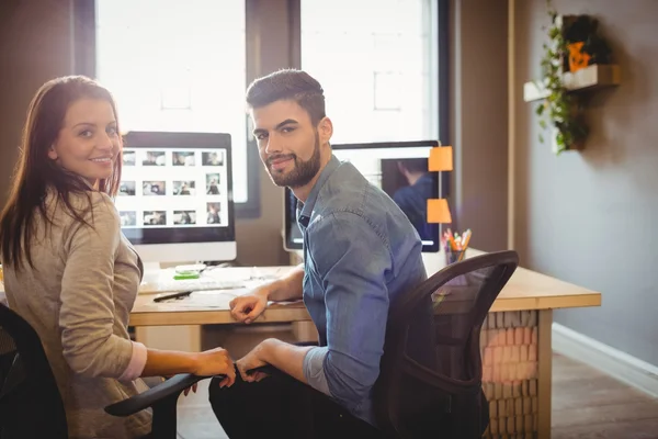 Progettisti grafici che lavorano alla scrivania in ufficio — Foto Stock