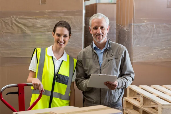 Porträt von Manager und Arbeiter lächeln und posieren — Stockfoto