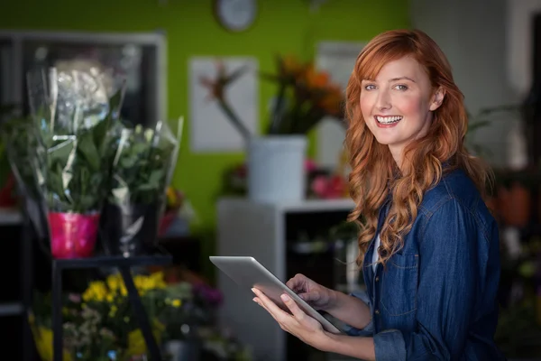 Kvinnliga florist med digital tablet — Stockfoto
