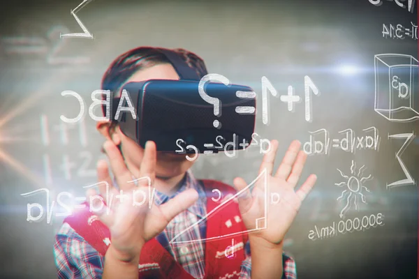 Boy pomocí virtuální reality zařízení — Stock fotografie