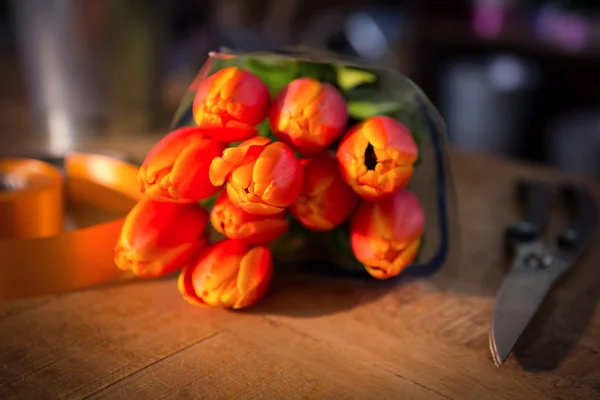 Boeket van bloem met schaar en poly lint — Stockfoto