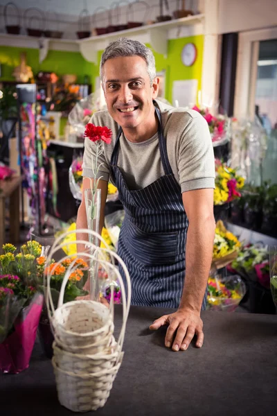 幸せな男性花屋の肖像画 — ストック写真