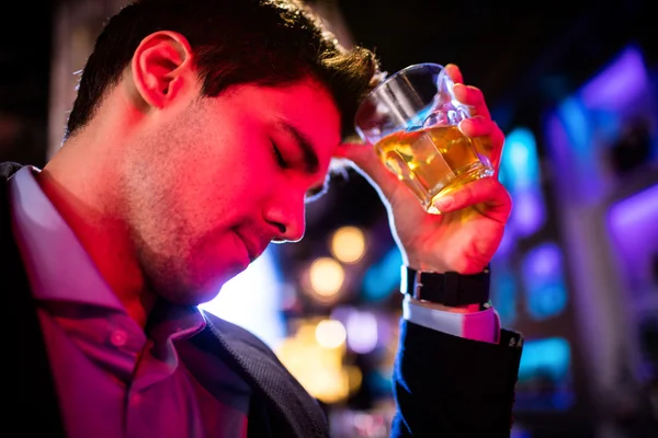 Depressiver Mann trinkt Whisky am Tresen — Stockfoto