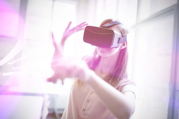 Mujer de negocios sosteniendo gafas virtuales — Foto de Stock