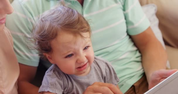 Papá y madre mostrando tableta a hijo — Vídeos de Stock