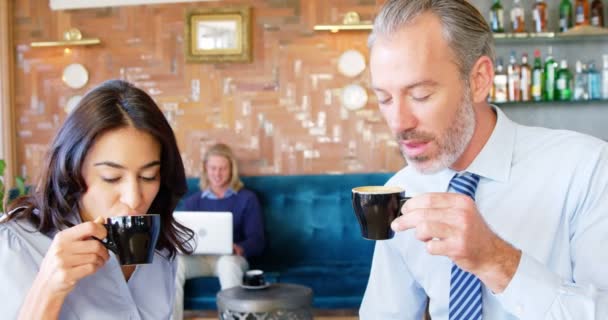 Mulher e homem de negócios tomando café — Vídeo de Stock