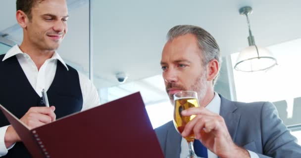 Homem provando o vinho — Vídeo de Stock