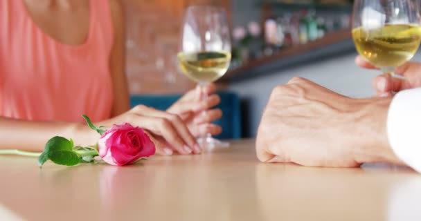 Пара тримає руки за столом ресторану — стокове відео