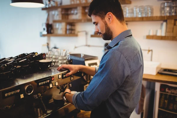 Homem tomando café da máquina de café expresso — Fotografia de Stock