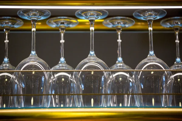 Sklenice na víno uspořádány v baru stojan — Stock fotografie